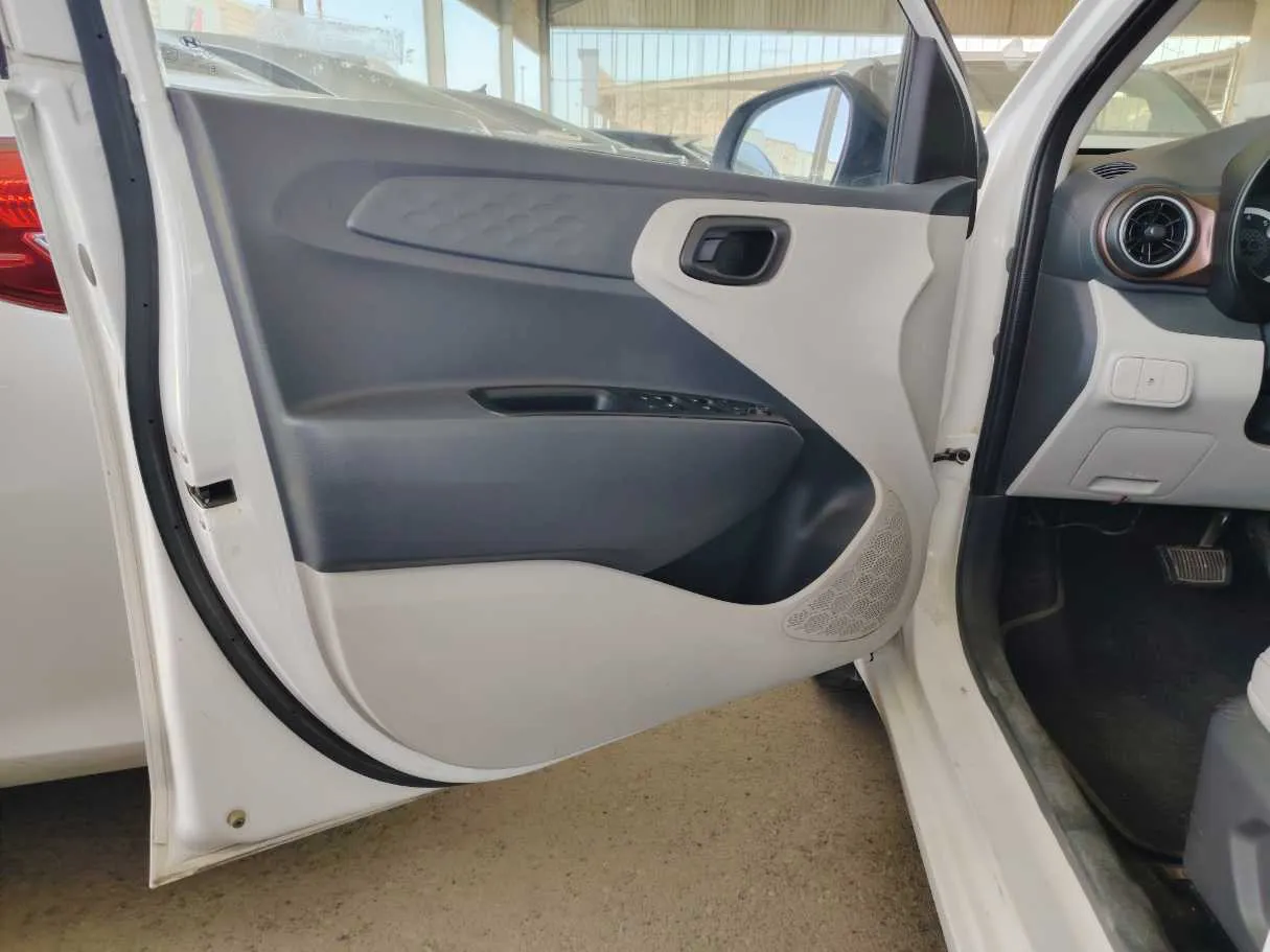 Car image 10