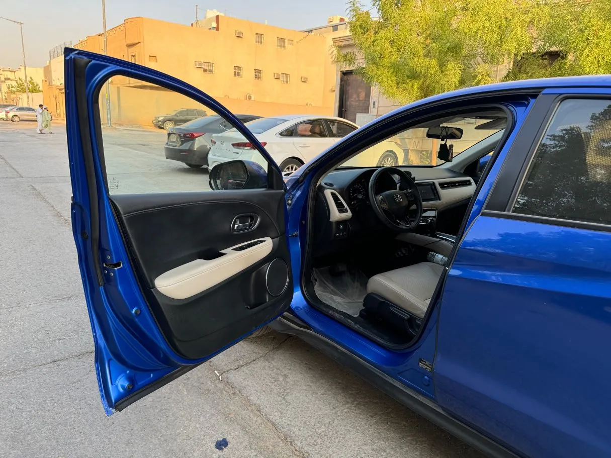 Car image 10