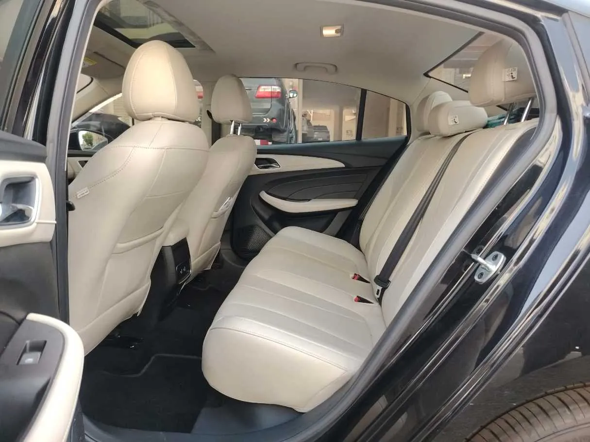 Car image 18