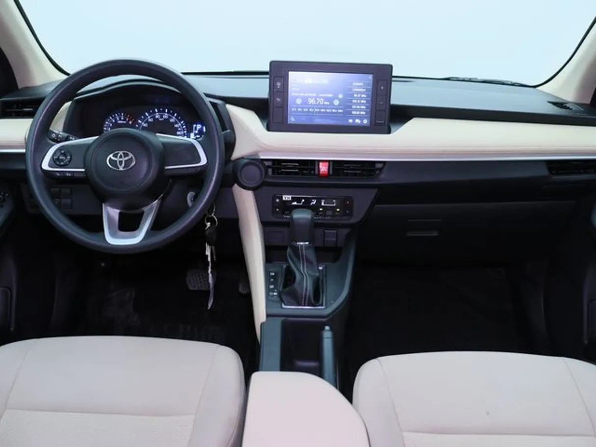 Car image 14