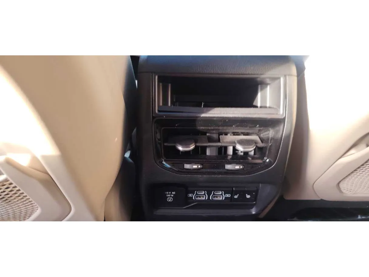 Car image 28