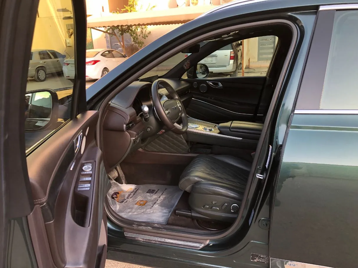 Car image 12