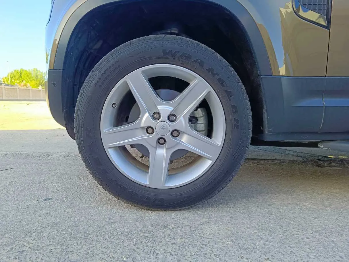 Car image 10