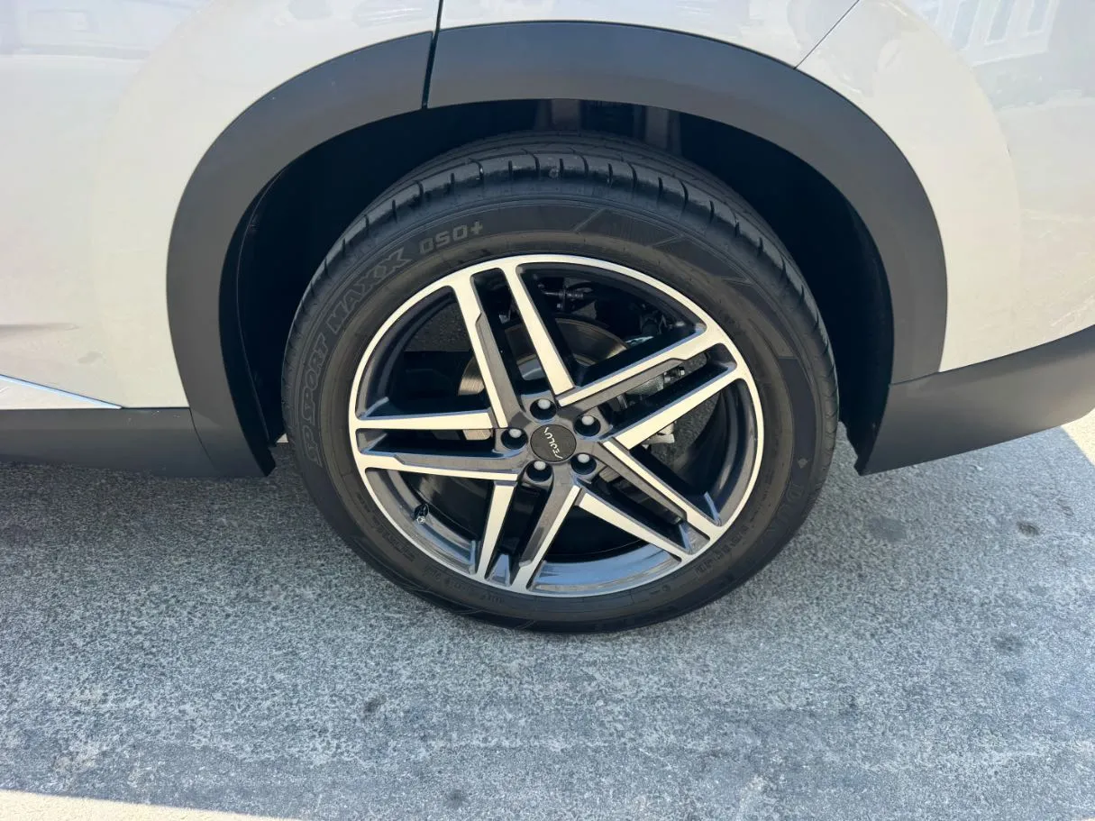 Car image 9