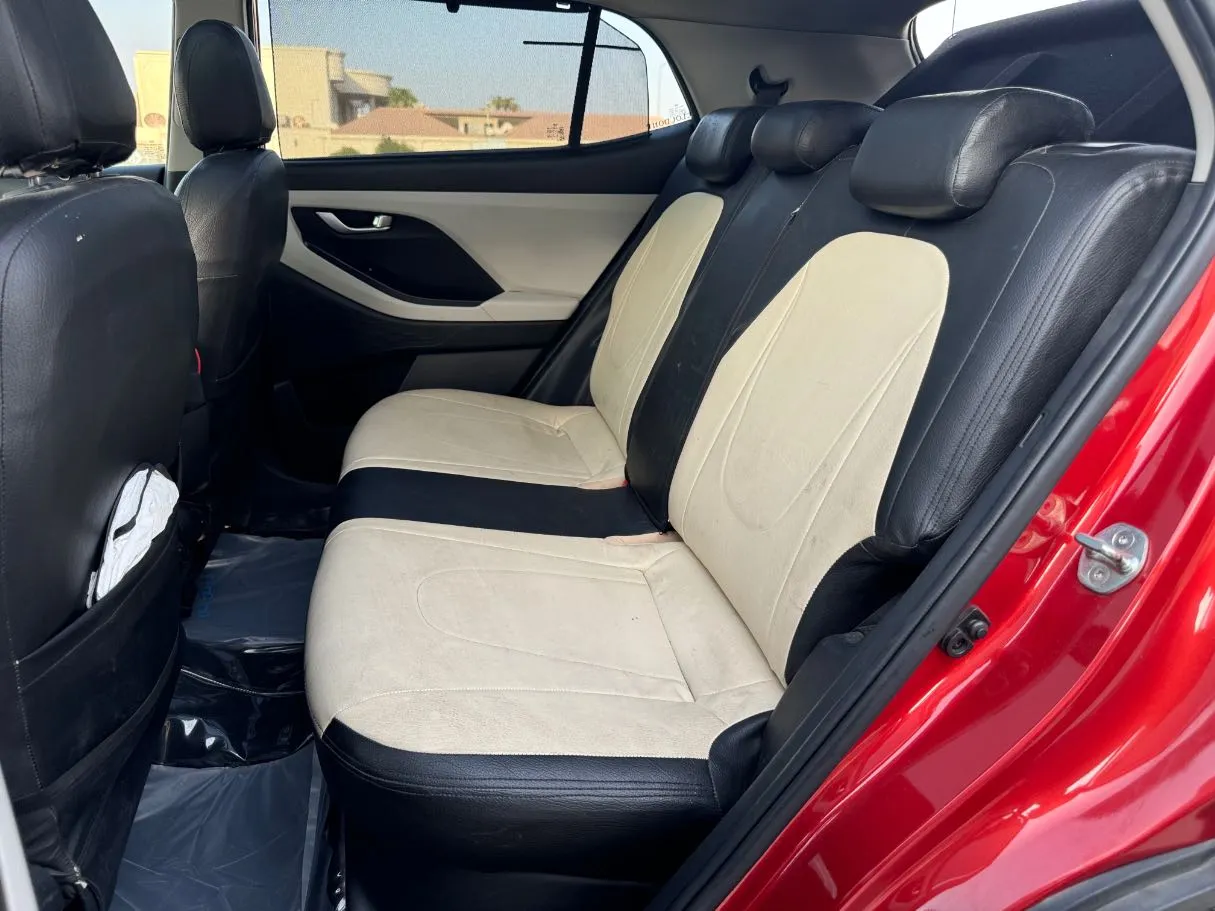 Car image 14