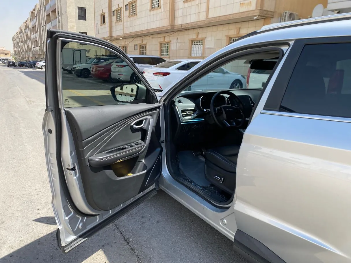 Car image 10
