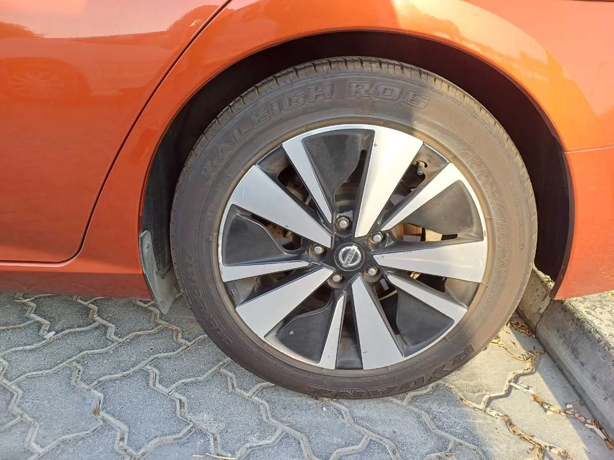 Car image 9