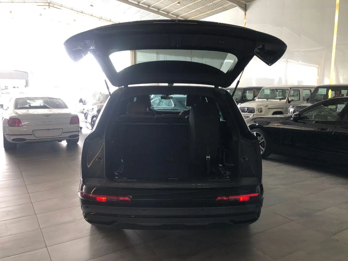 Car image 19