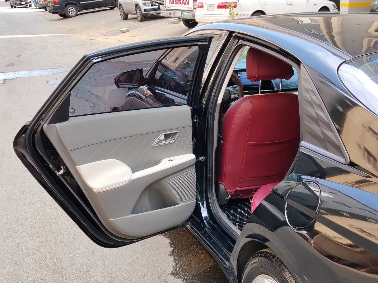 Car image 14