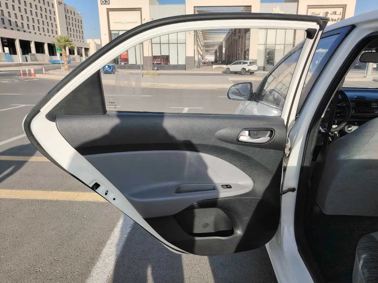 Car image 14