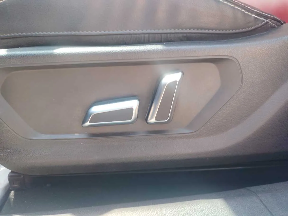 Car image 28