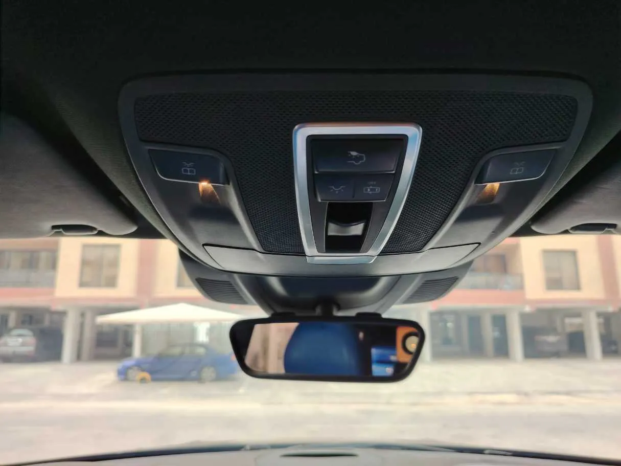 Car image 22