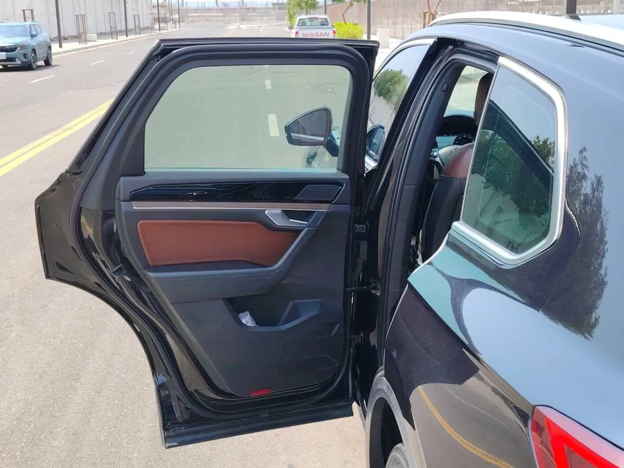 Car image 13