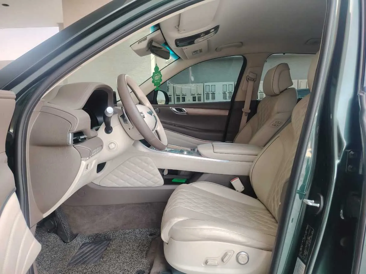 Car image 12
