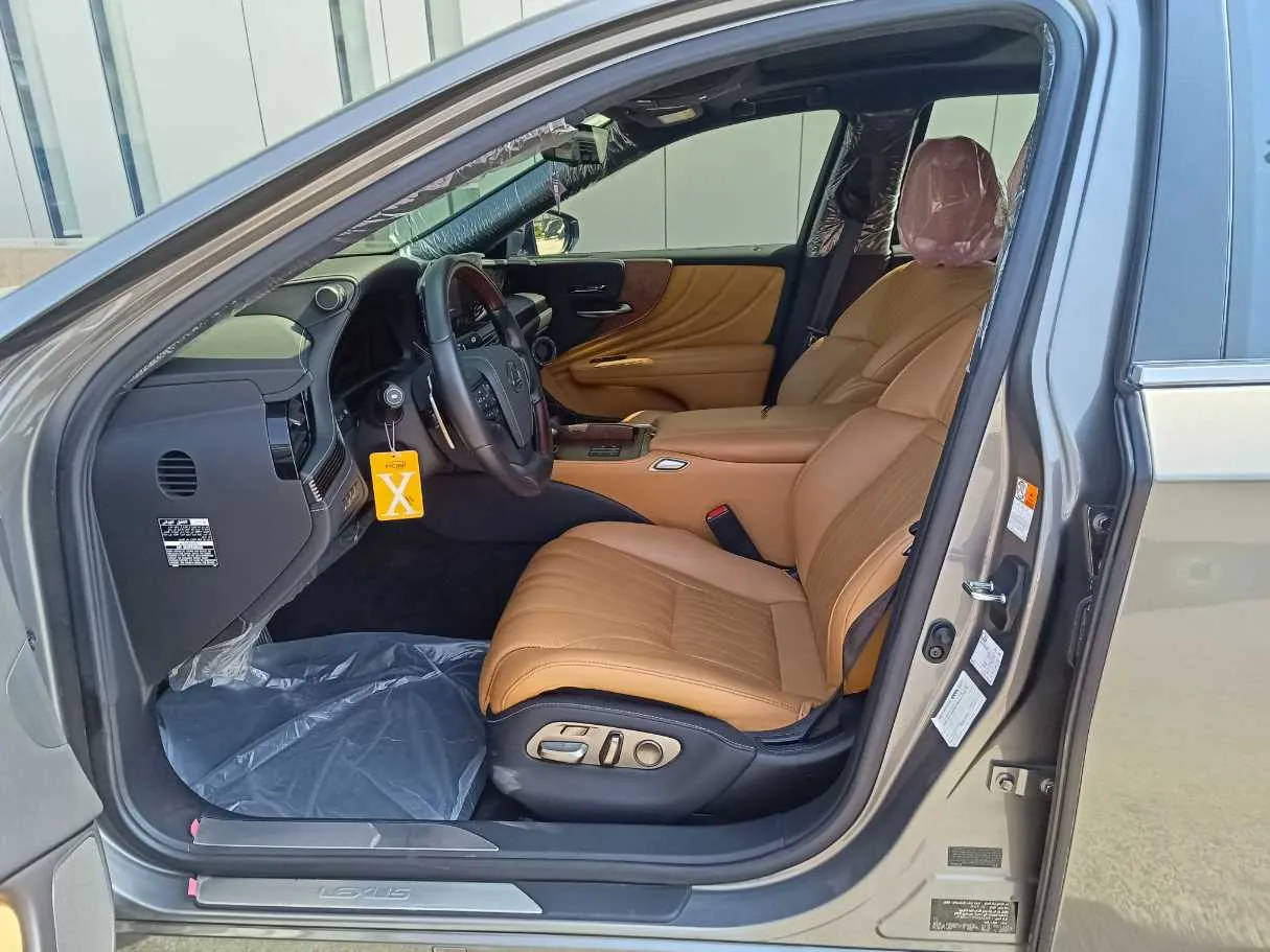 Car image 14