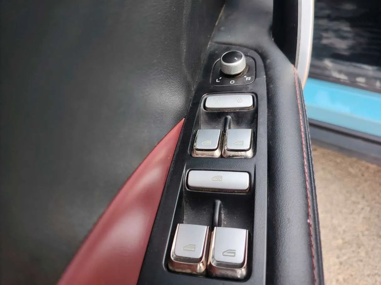 Car image 26