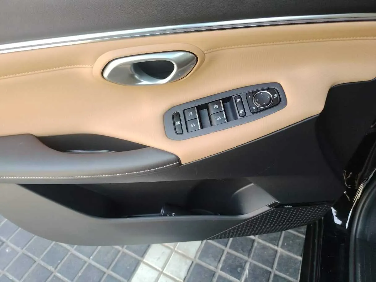 Car image 34