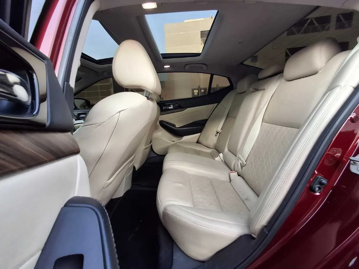 Car image 14