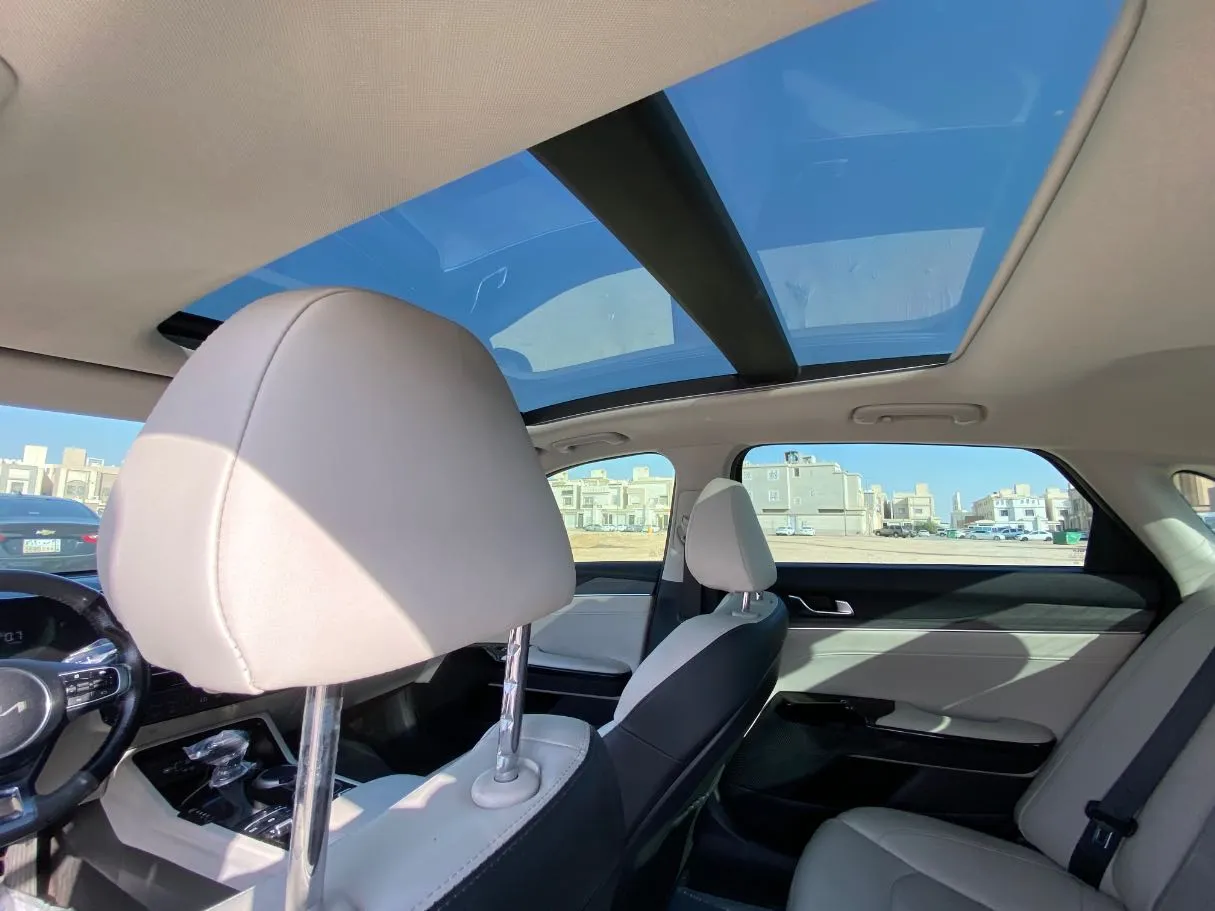 Car image 14