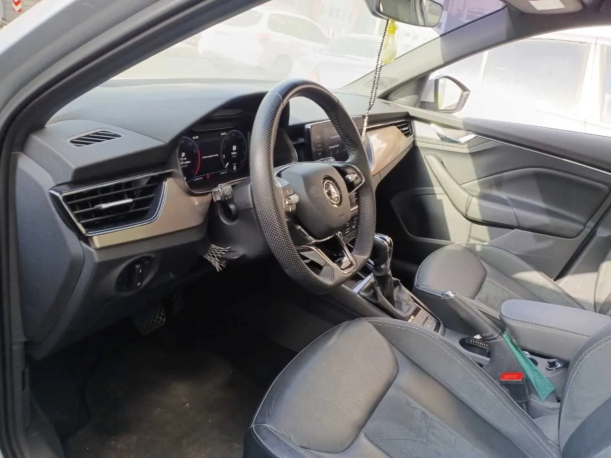 Car image 11