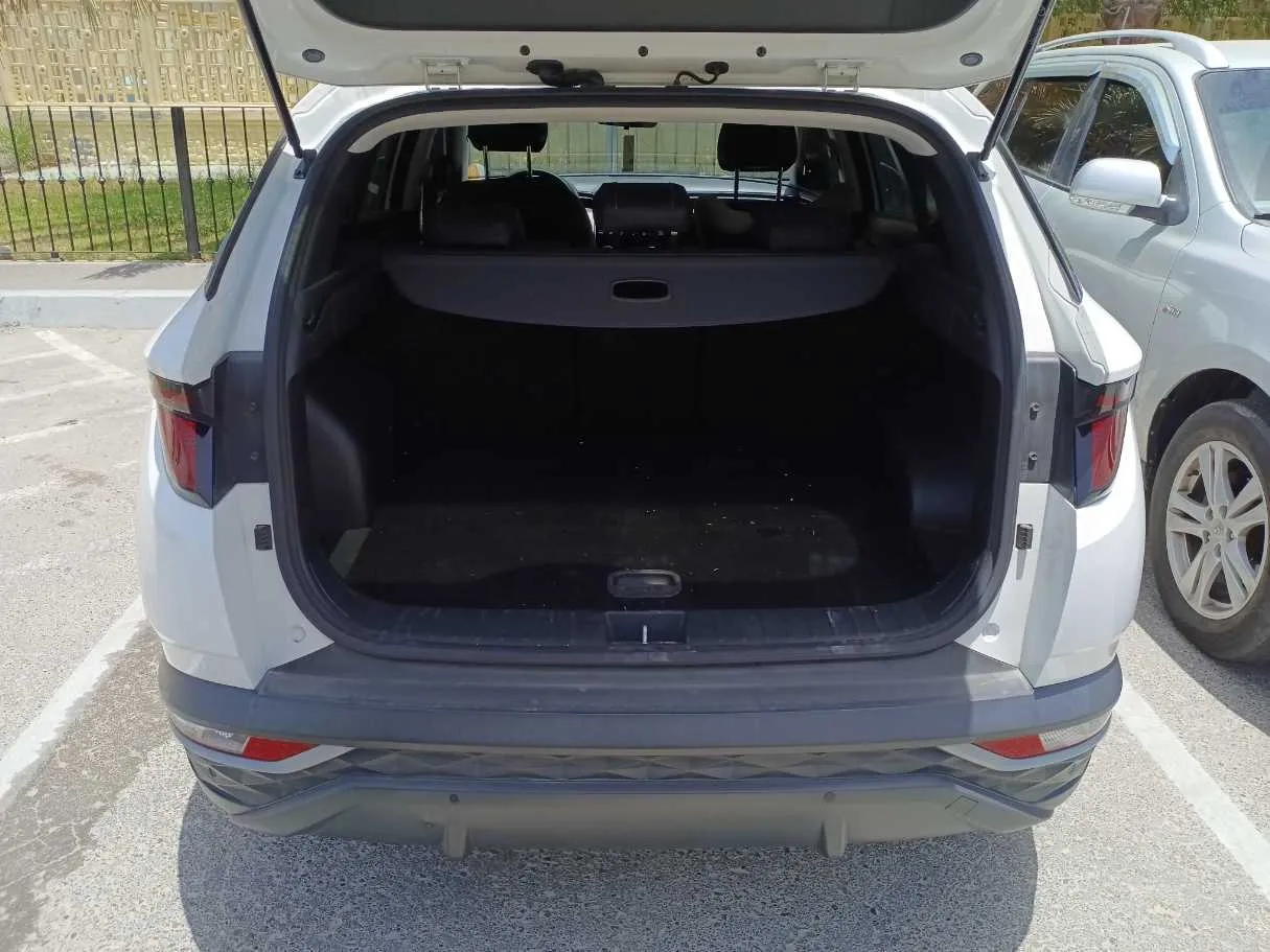 Car image 19