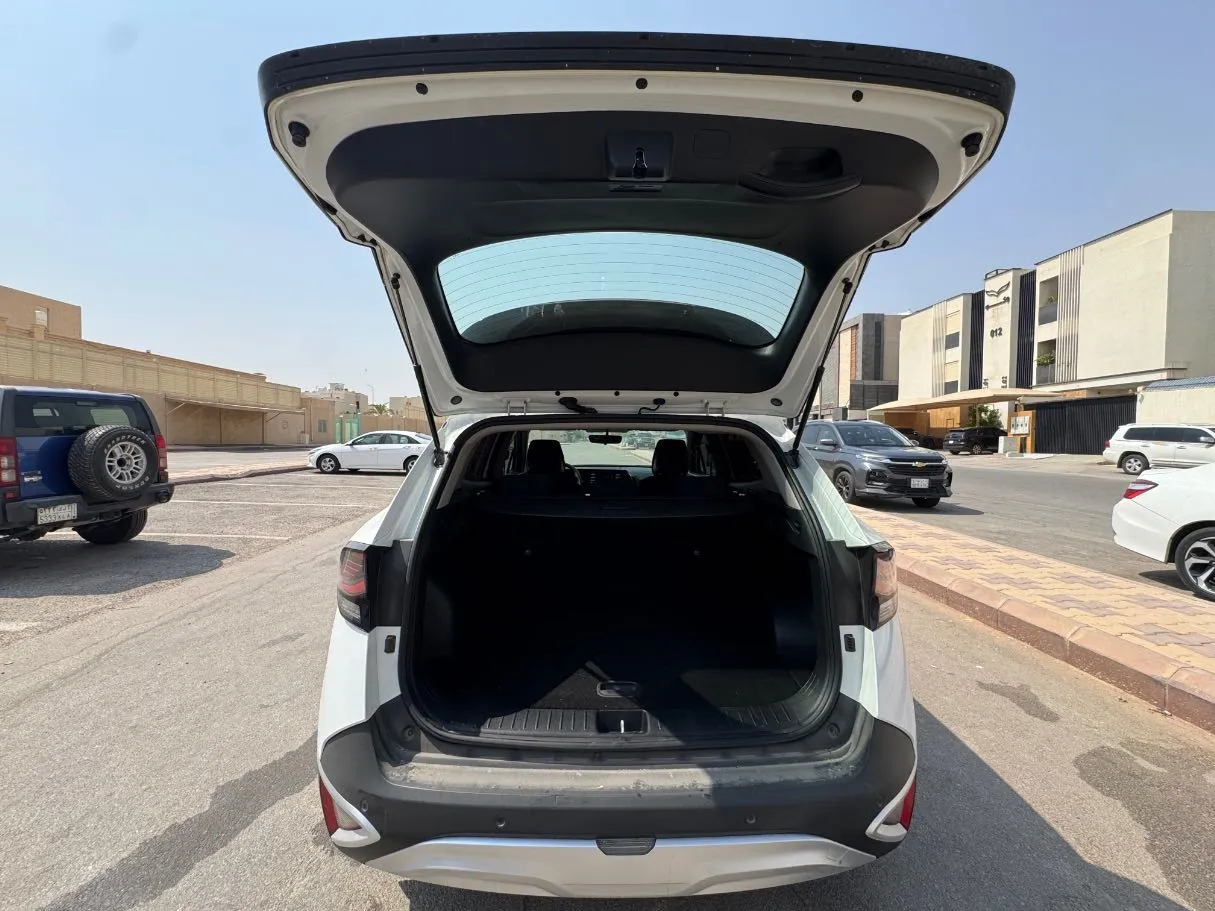 Car image 19