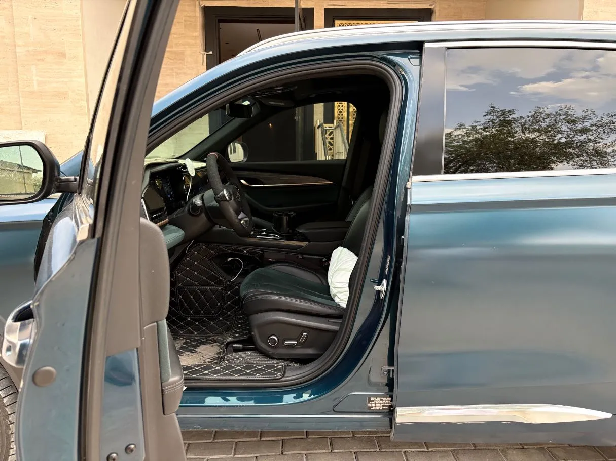 Car image 12