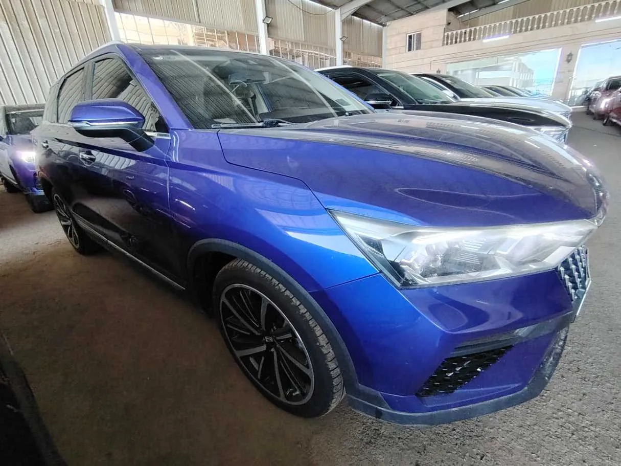 Car image 4