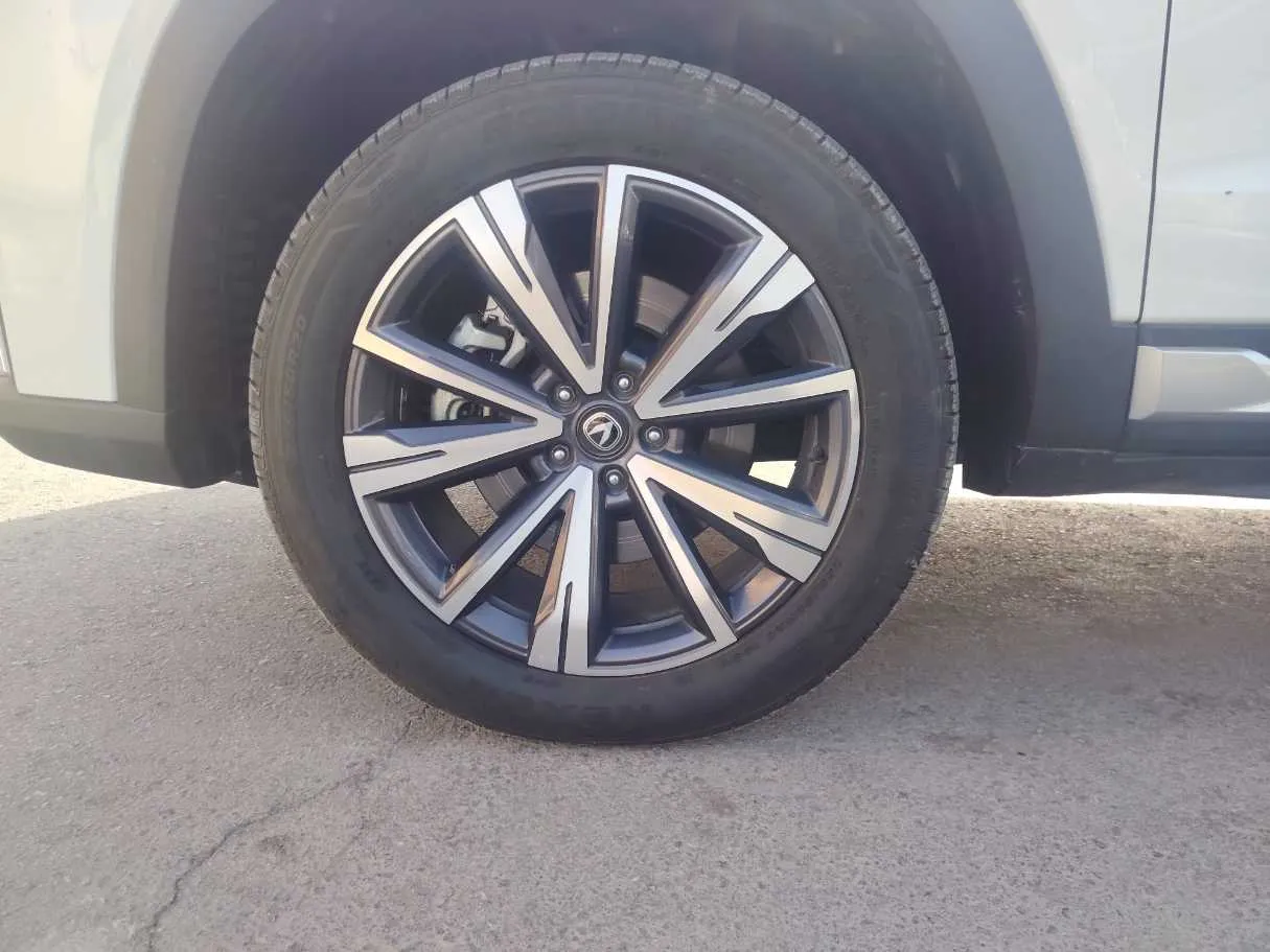 Car image 10
