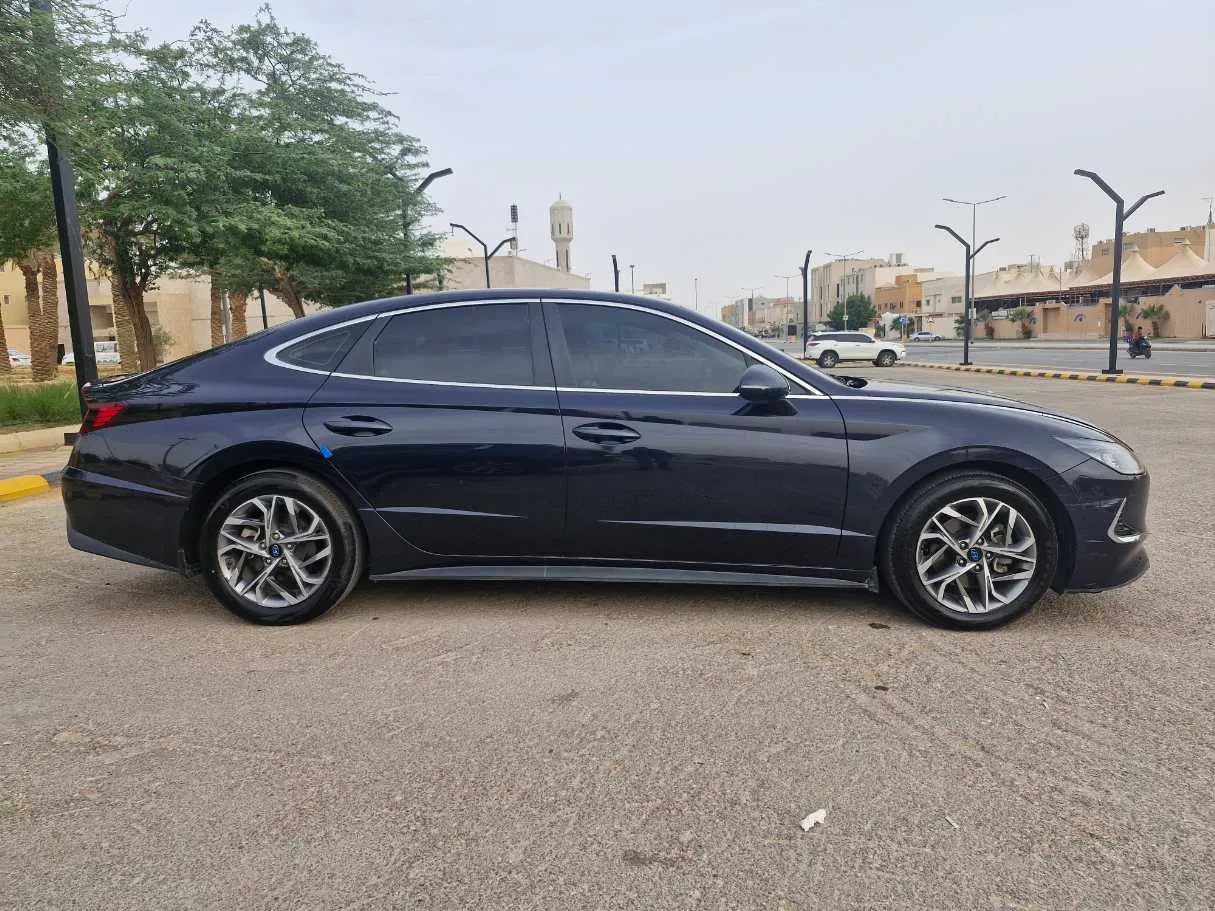 Car image 4