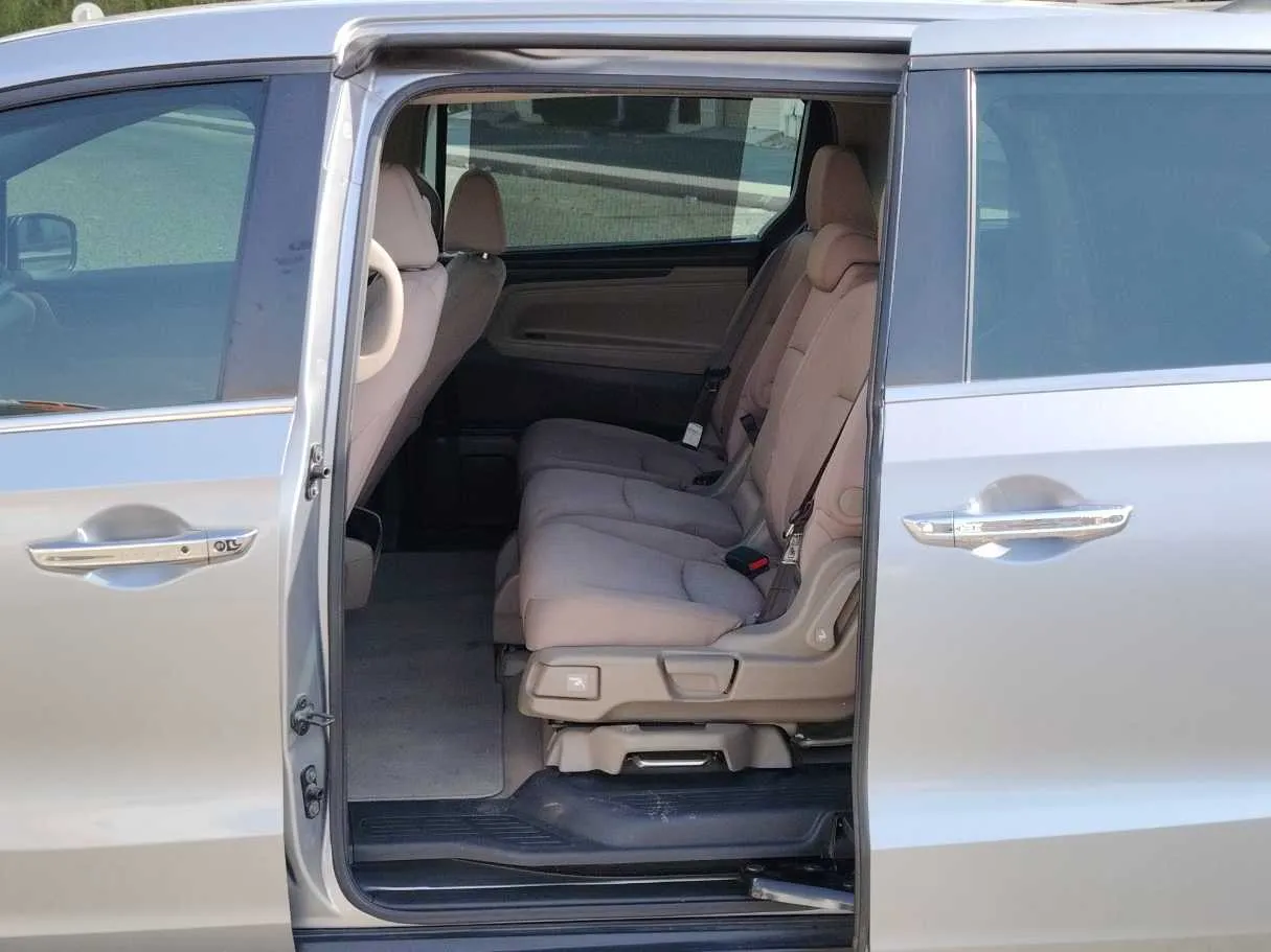 Car image 14