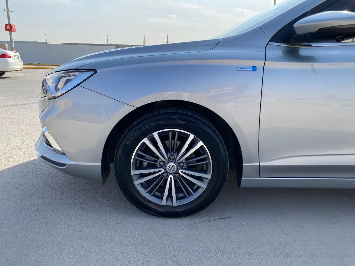 Car image 9