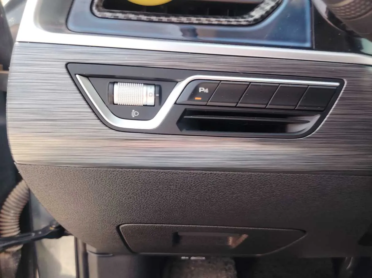 Car image 29