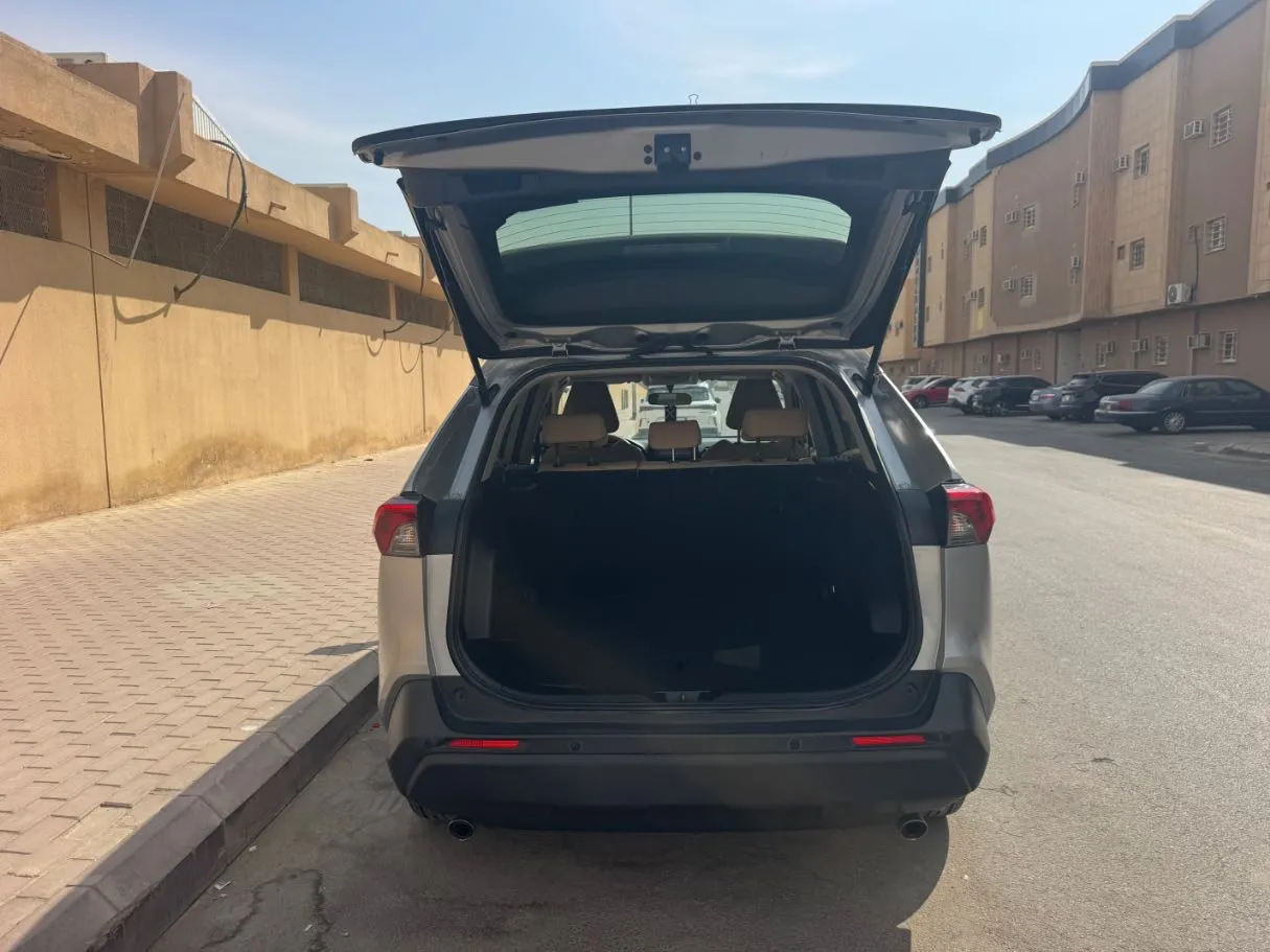 Car image 19