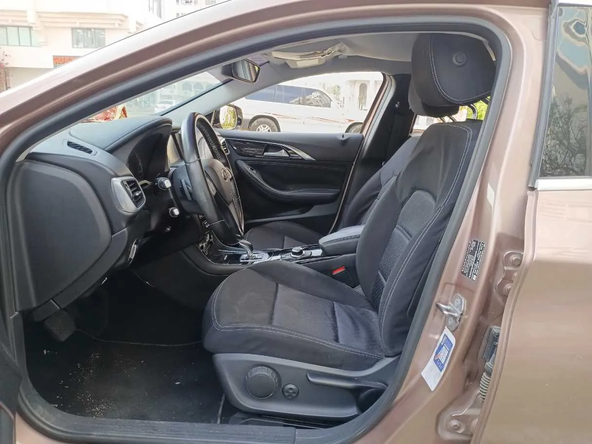 Car image 12