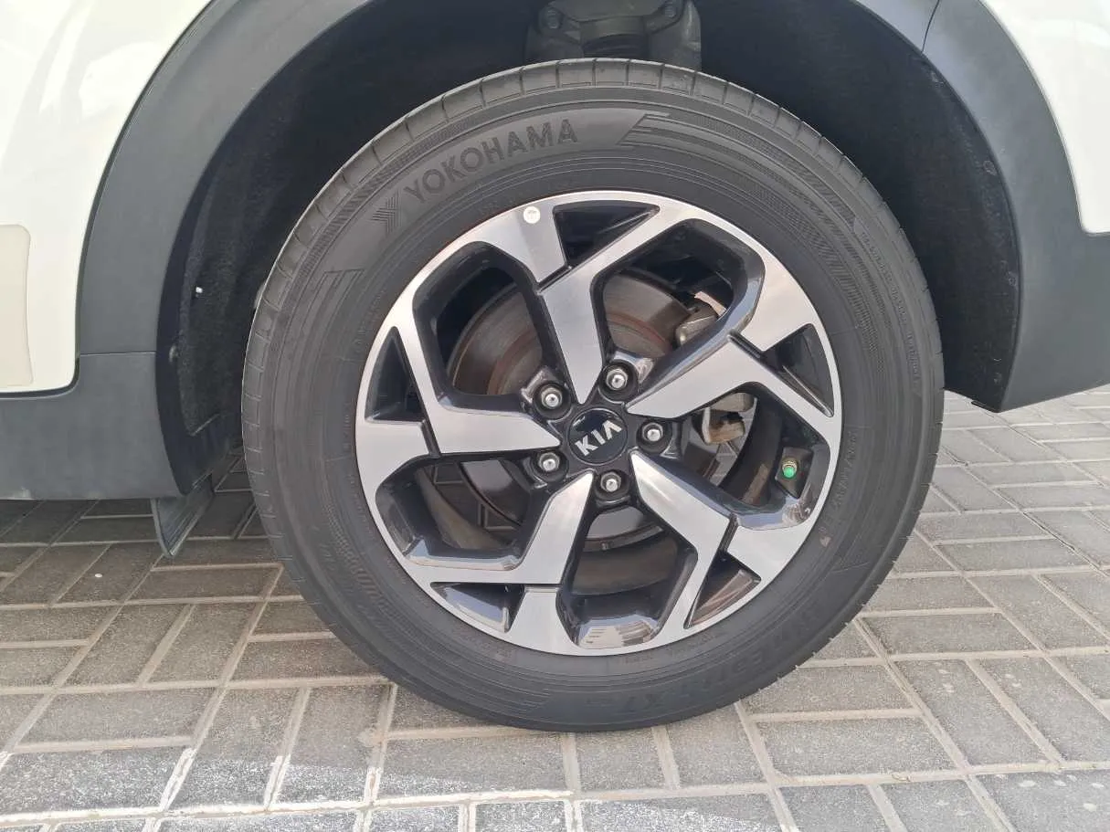 Car image 9