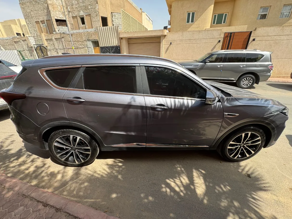Car image 4