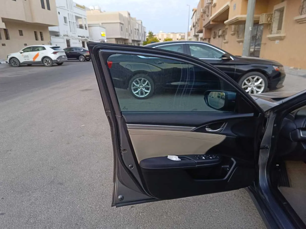 Car image 11