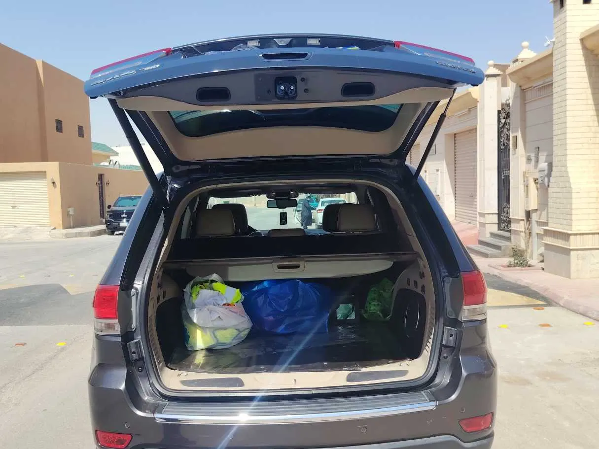 Car image 25