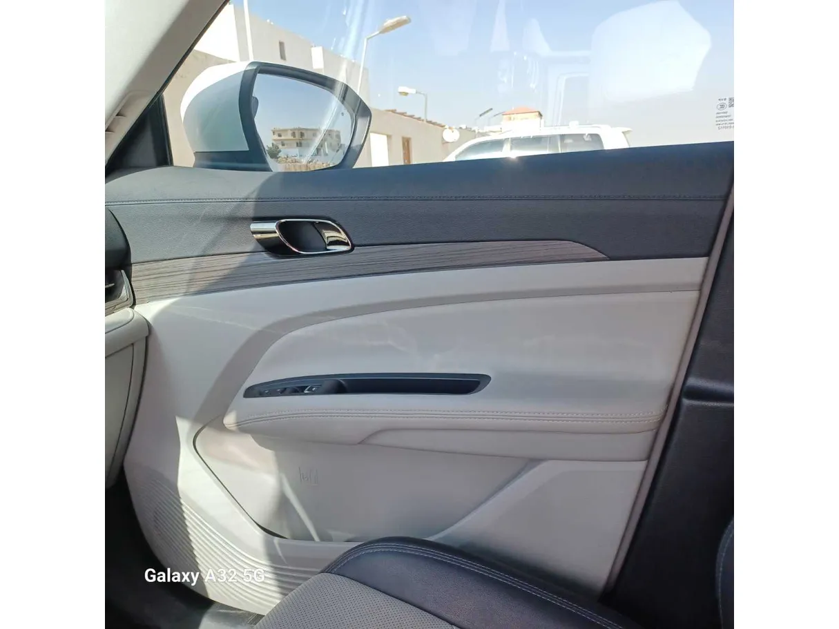 Car image 32