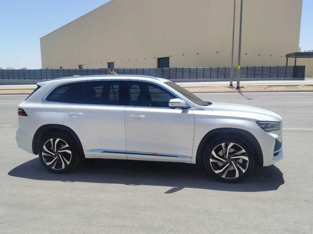 Car image 4
