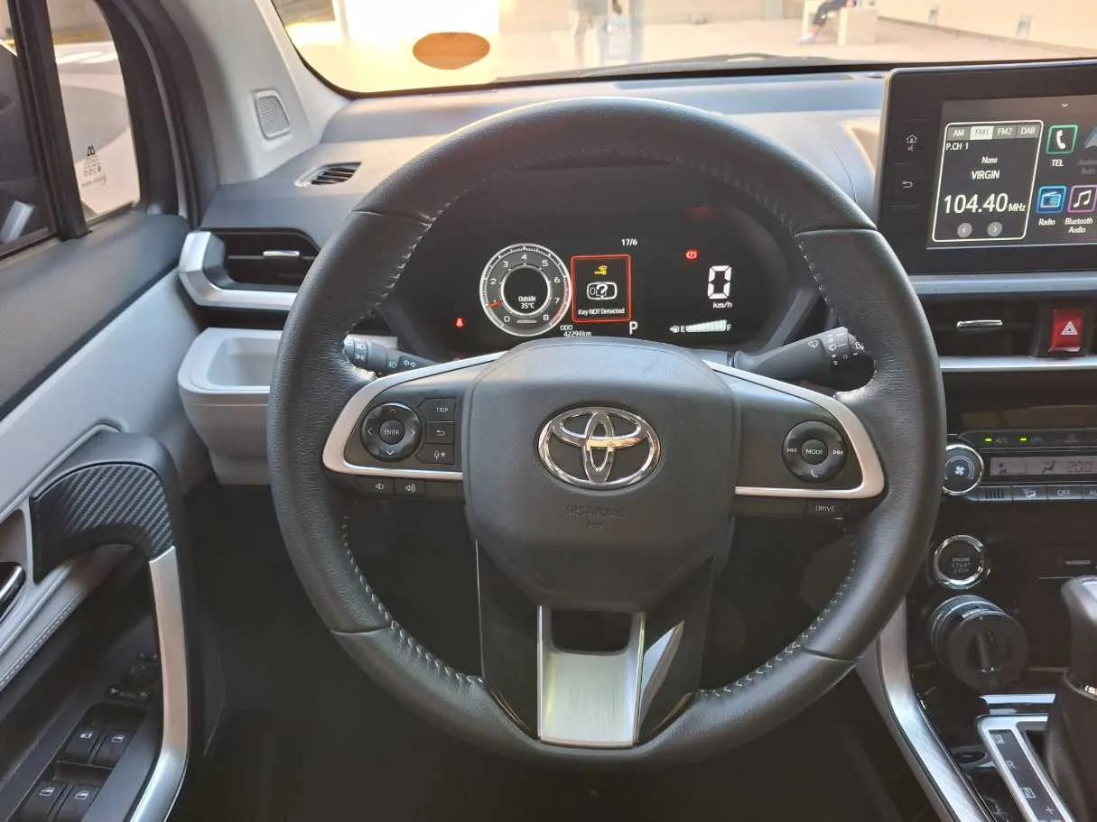 Car image 16