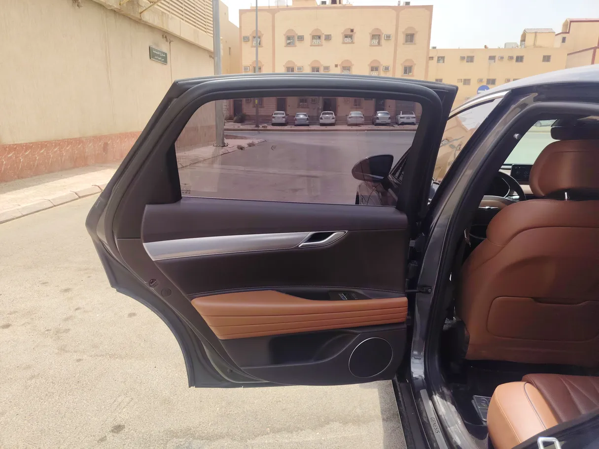 Car image 15