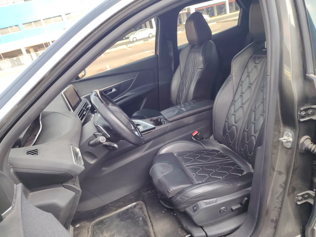 Car image 10