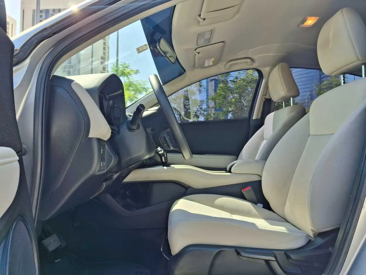 Car image 12