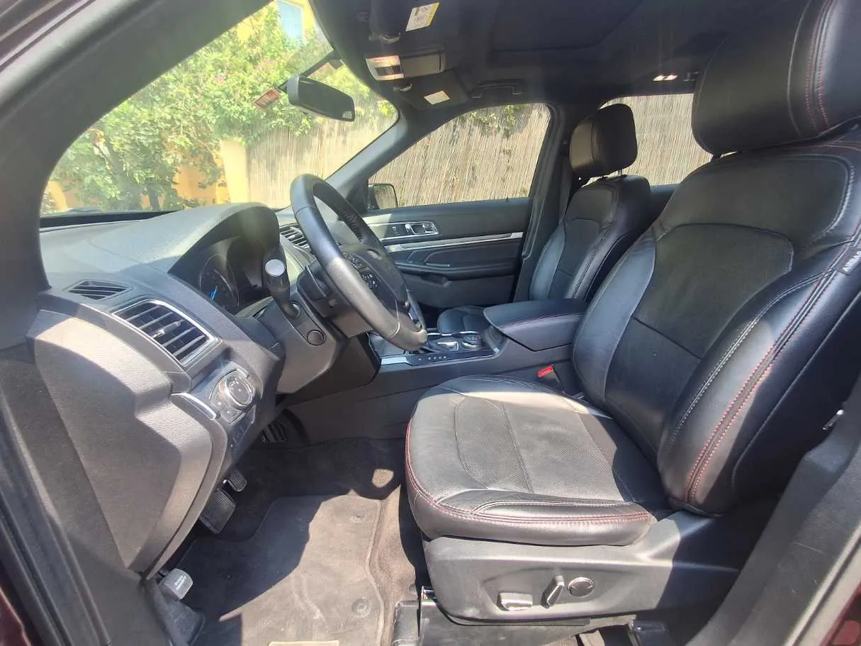 Car image 12