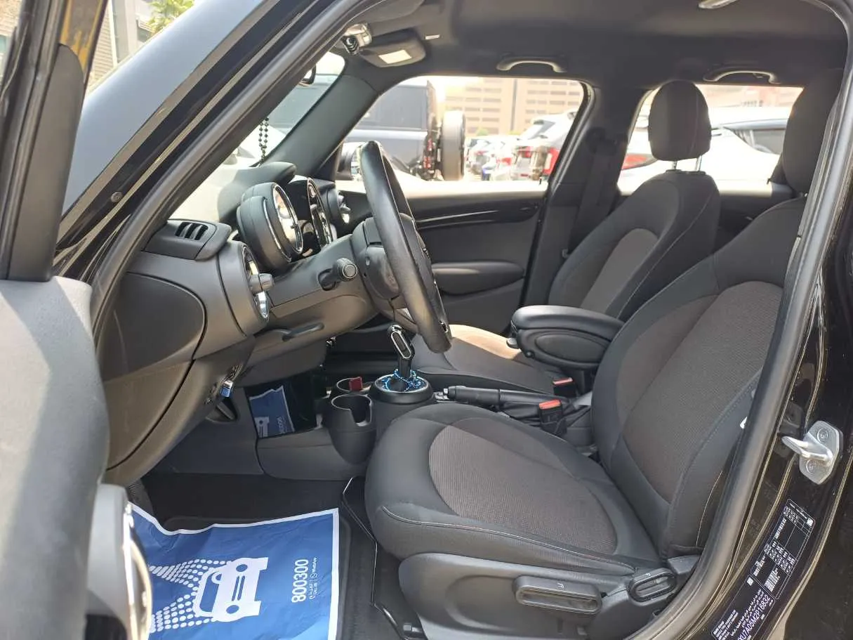 Car image 12