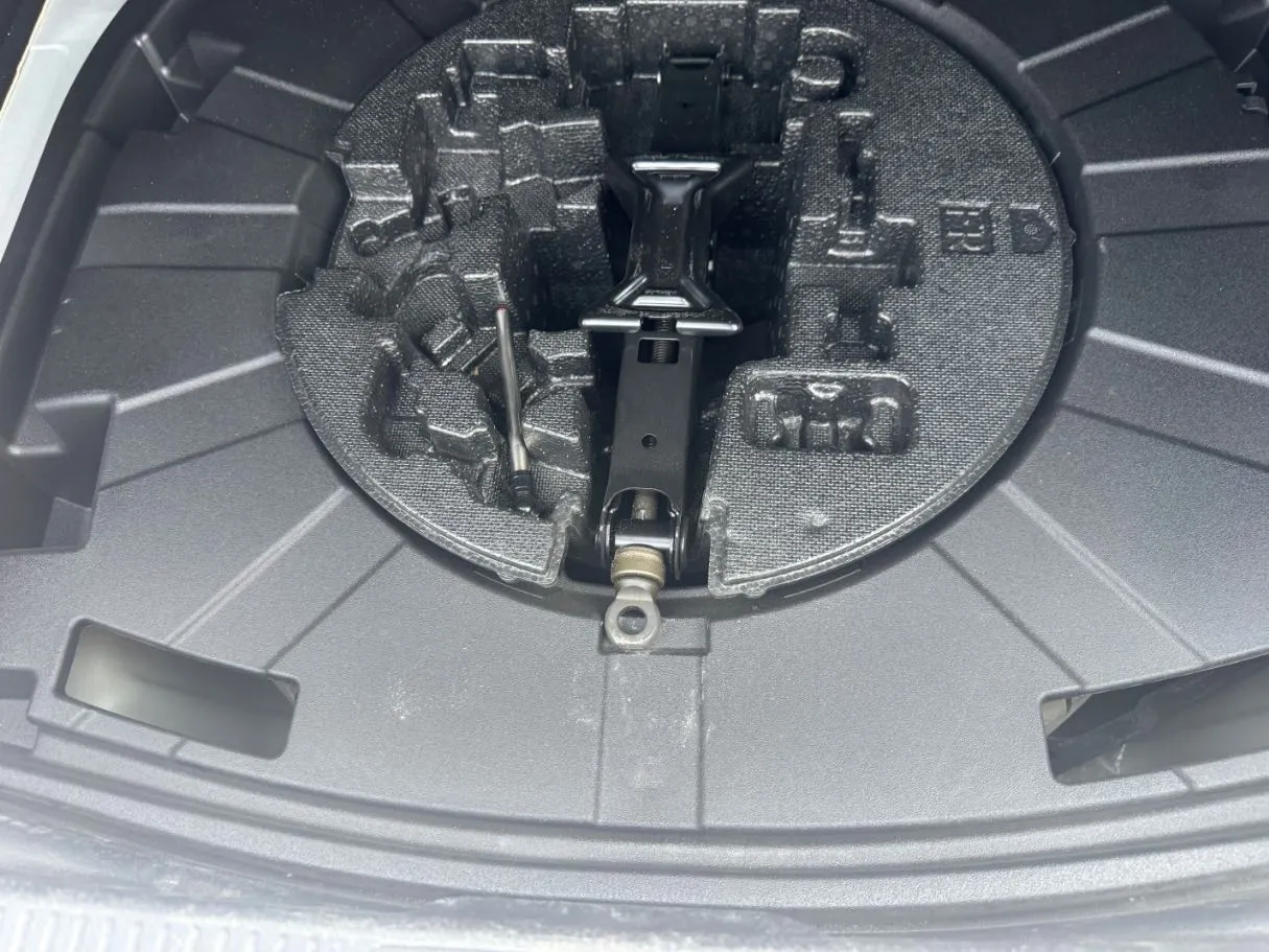 Car image 20