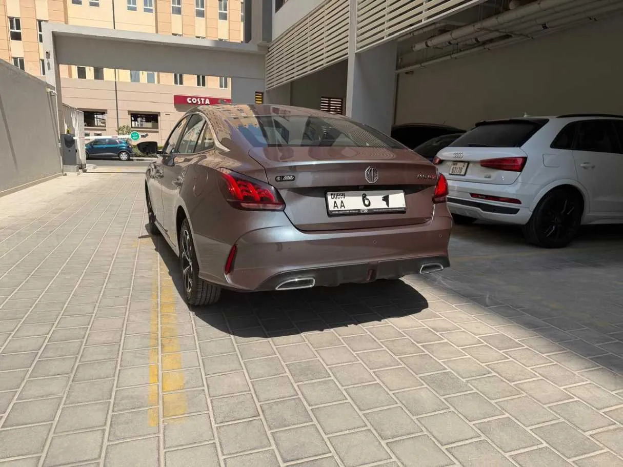 Car image 4