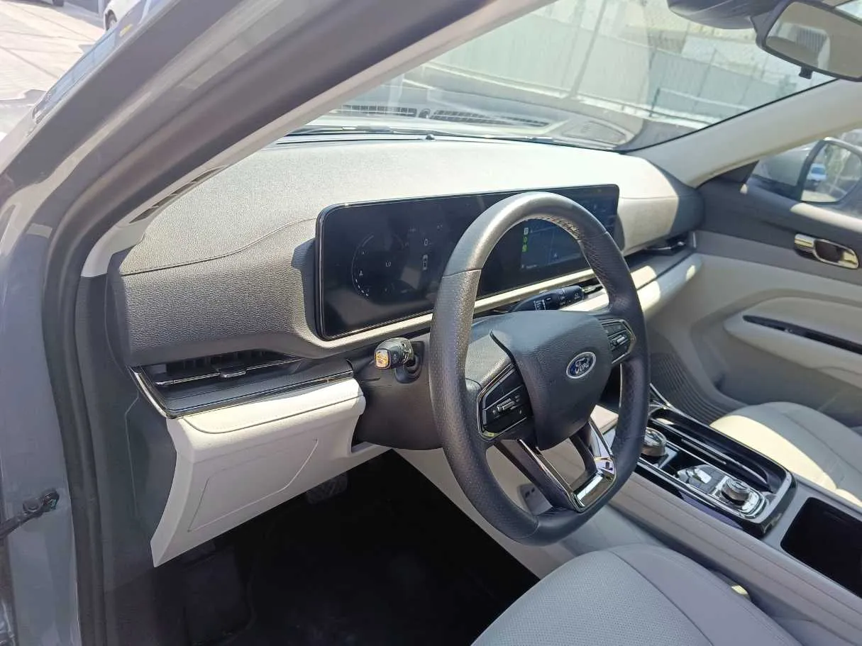 Car image 14